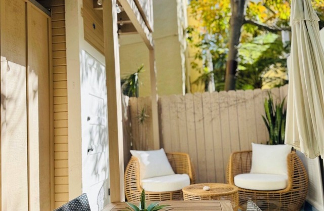 Private Home-3 bed luxury@Arlington Downtown- steps to cafes&shops