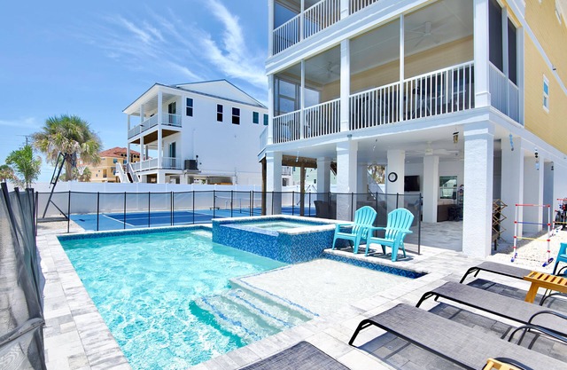 ☀️Private Pool and Pickleball Court | Short Walk to Beach | Dink or Swim☀️