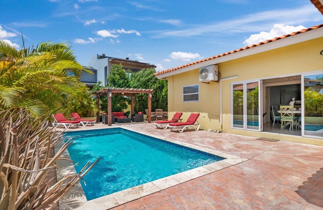 Private Pool! BBQ! 5 MIN TO BEACH!