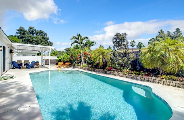 Private Pool & Hot Tub Home, 6 miles from the Beach
