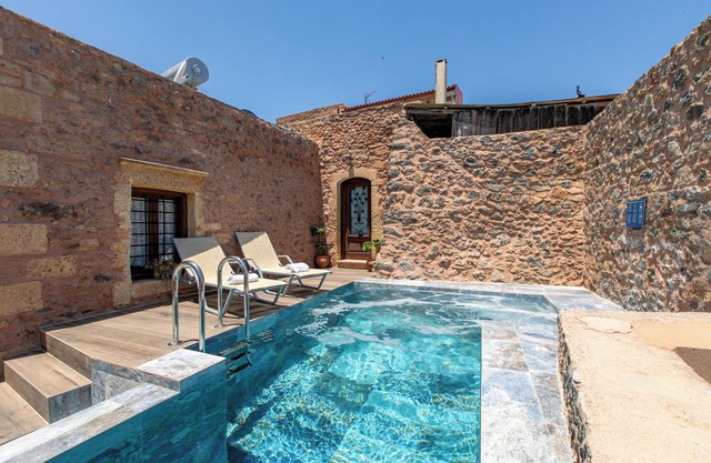 Private Pool★Stone Villa★ BBQ & Wifi★ Jacuzzi