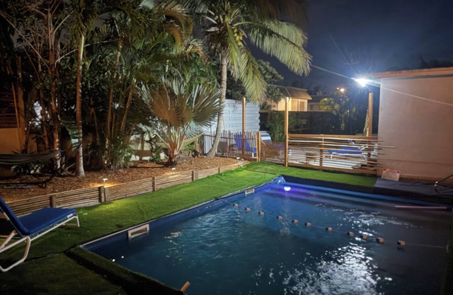 Private resort sleeps 16, includes breakfast, coffee bar, pool & hot tub