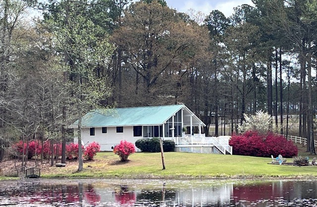 Private Retreat! 200 private gated acres with two ponds. n