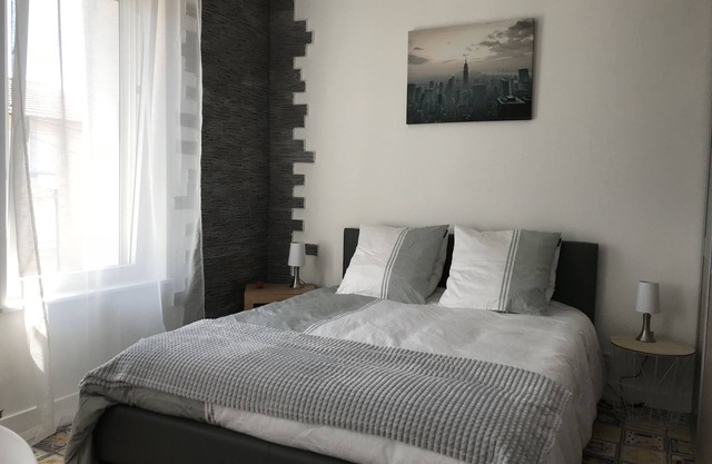 Private room in a guest house on the street side