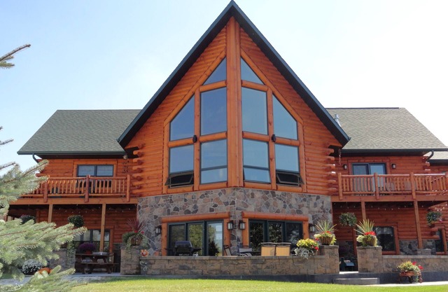 Private, secluded escape in lower level of cabin, for 6 guests.