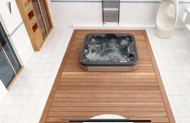 Private Spa, Steam room, Sauna, Large hot tub and Gym in this Stunning 3 Bedroom Apartment