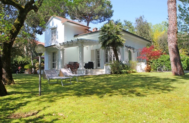 Private Villa for 8 Persons with garden and beach resort