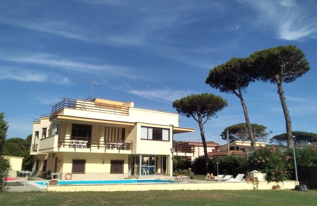 Private villa-pool; 30 minutes from Naples garden 2000 sq. m.;14 beds;