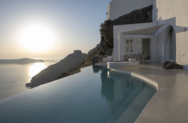 Private villa with 3 bedrooms , infinity heated pool with amazing views