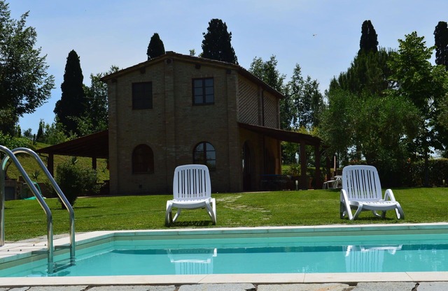 Private Villa with A/C, private pool, WIFI, TV, veranda, panoramic view, parking, close to Siena