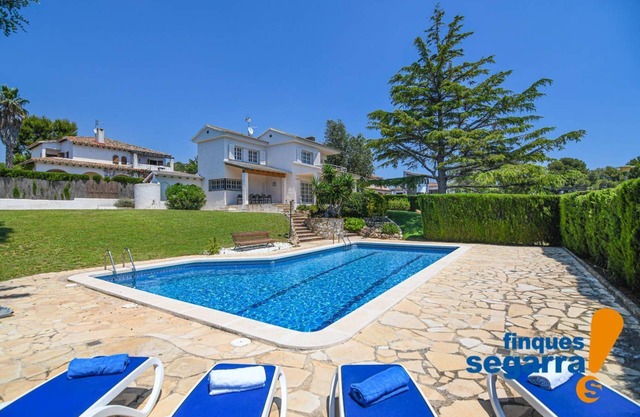 Private villa with garden, pool and basketball court