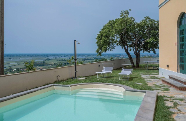 Private Villa with WIFI, private pool, A/C, TV, veranda, panoramic view, parking, close to Viareggio