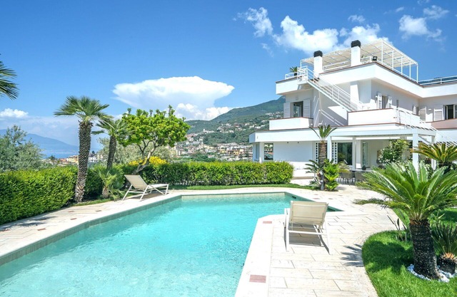Private Villa with WIFI, hot tub, A/C, private pool, TV, terrace, panoramic view, close to Sorrento
