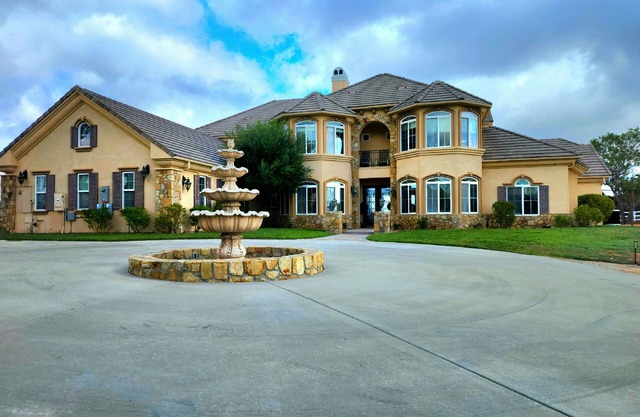 Private Vineyard Oasis: Luxe Estate, 360 Views, Pool/Spa, Theatre, Sports Court!