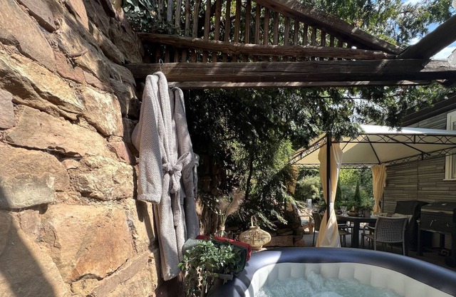 Privater Beheizter Whirlpool, Kamin, Umzäunter Garten, Hunde Herzlich Willkommen