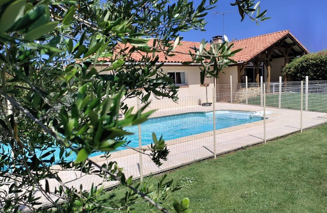 PROPERTY WITH CHARACTER- JACUZZI SWIMMING POOL - Between ocean & inland
