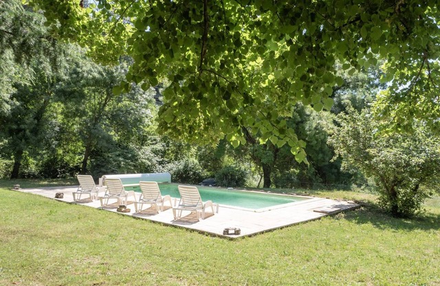 Provencal house with swimming pool facing the luberon on 15,000 m of wooded land