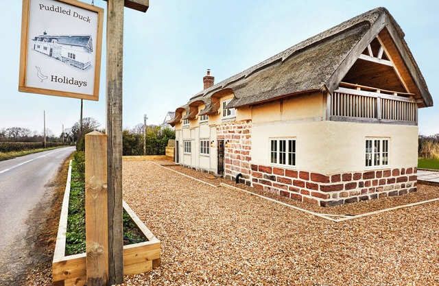 PUDDLED DUCK COTTAGE, pet friendly, with open fire in Tattenhall