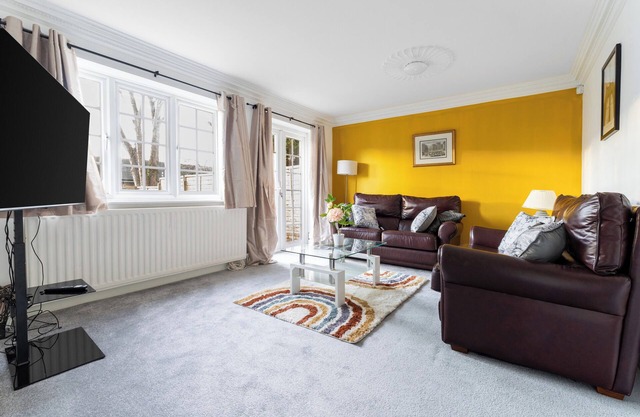 Purley House-Sleeps 8-Near Gatwick-Games Room
