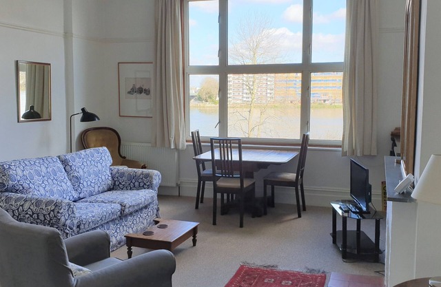 Putney, Bright 1 bedroom flat on the river.