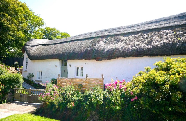 Putsborough Manor Barn (Sleeps 4 + cot) Tennis Dogs WIFI Jacuzzi BBQ Beach