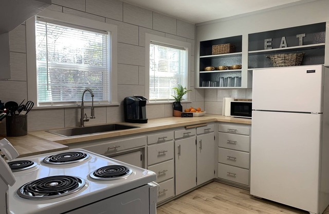 Quaint 2 Bedroom Flat Downtown