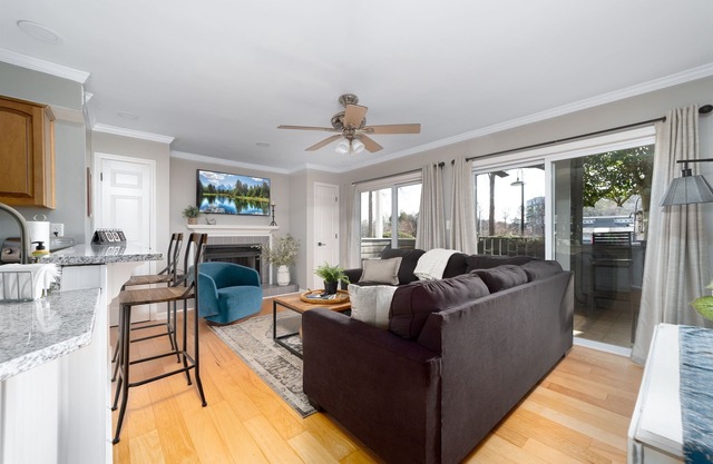 Quaint and Cozy Lake Norman Condo Lakefront Walkable Dogs Ok