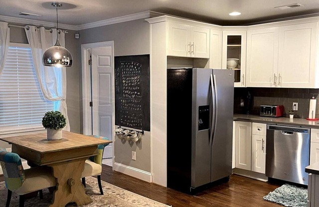 Quaint Cottage walking distance to a park and the Atlanta Beltline.
