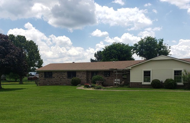 Quaint country setting close in! Sits on 5 acres in Elm Springs