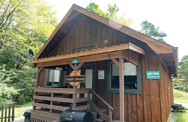 Quaint, cozy vacation cabin with hot tub near Natural Bridge State Park