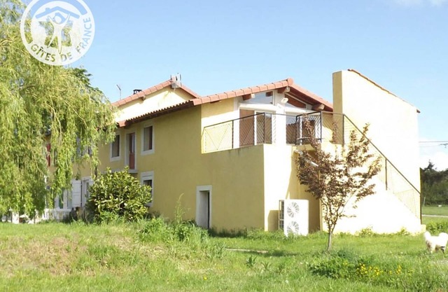 Quaint Getaway: Cozy Cottage with Terrace & Large Garden, Pet-Friendly