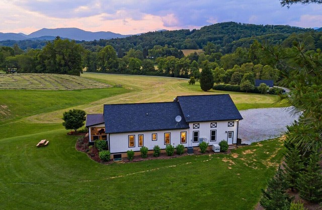Quaint Home on Horse Farm, Gorgeous Views!