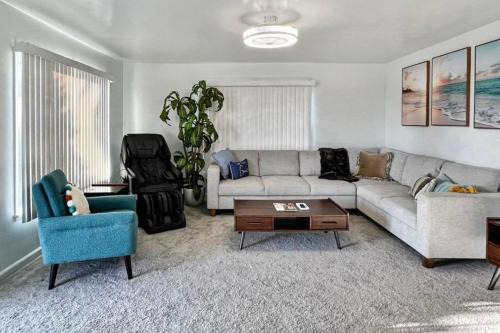 Quaint Mid-Century Cottage by the Coast