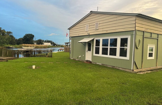Quaint studio fishing camp on the bayou