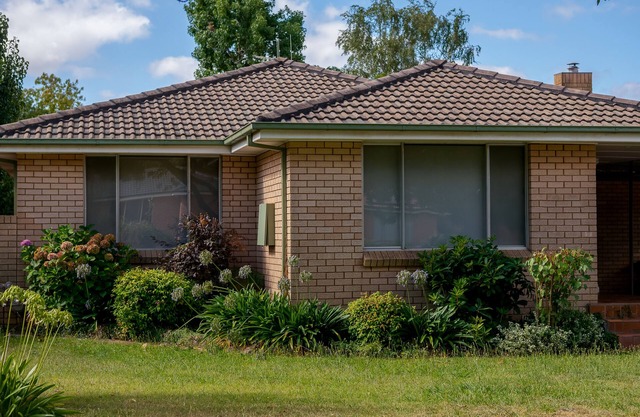Quiet-2-bedroom residential home with covered parkn