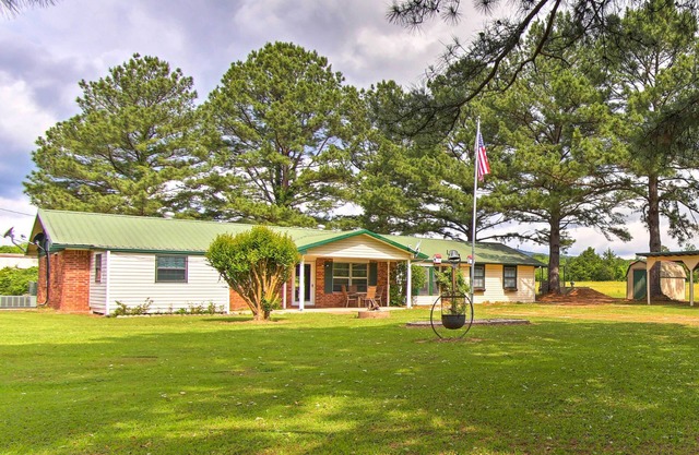 Quiet Clayton Home w/Mountain Views 4 Mi to Lake!
