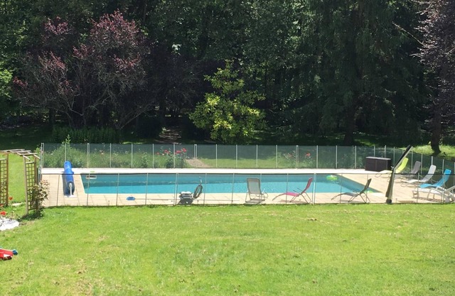 Quiet Cottage with Shared Heated Pool near Loire Castles and Vineyards