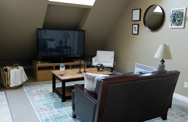 Quiet, cozy 1 bedroom suite, w/separate entrance. Now with A/C!