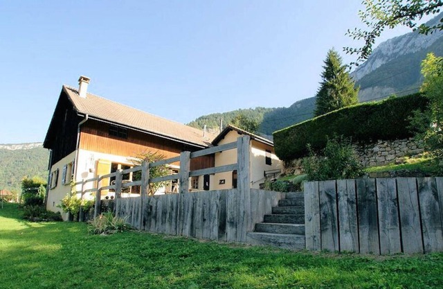 Quiet house and garden, between lake and mountains