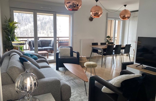 Quiet, luxury, south-facing terrace 100m from the slopes