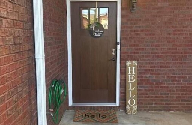 Quiet neighborhood conveniently located to Ft Novosel/downtown Enterprise!