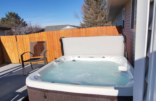 Quiet Neighborhood! - HOT TUB Retreat!