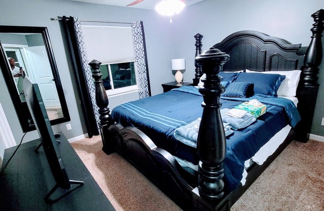 Quiet neighborhood nHuge king bed