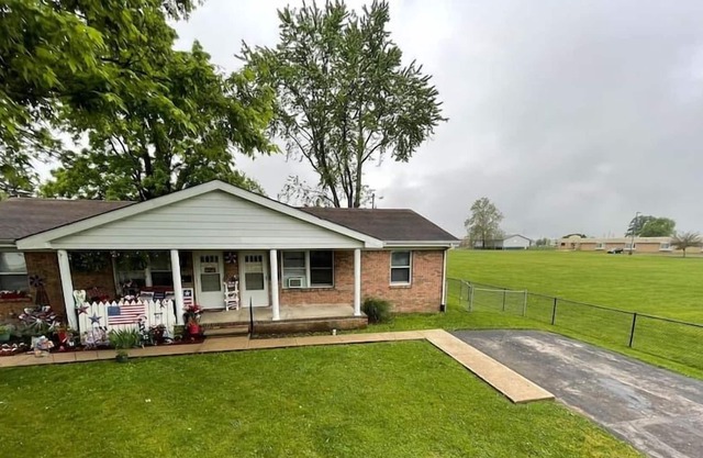 Quiet, Peaceful Home in Franklin, Sleeps 6!