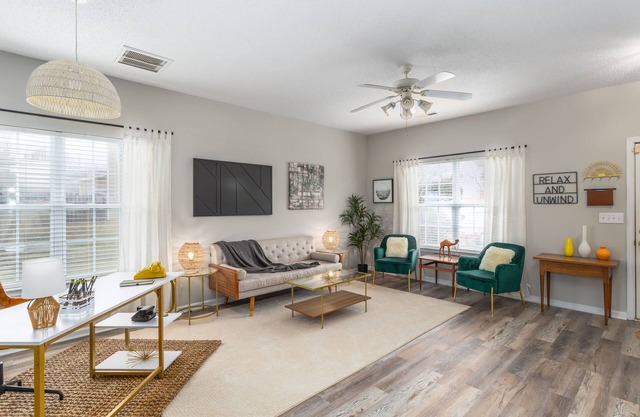 Quiet, Pet Friendly Townhome - 2 Kings/1 Queen, Fire Pit, close to downtown