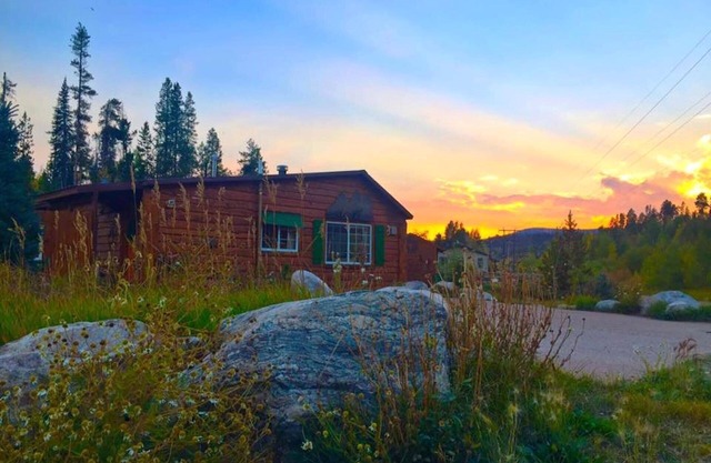 Quiet Retreat with private courtyard In Grand Lake Village!