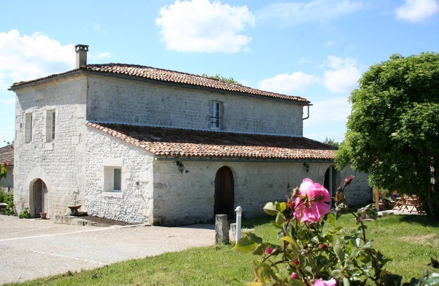QUIET, SPACIOUS 3* GITE WITH MAGNIFICENT VIEWS OVER THE COUNTRYSIDE, SHOWER IN EACH ROOM
