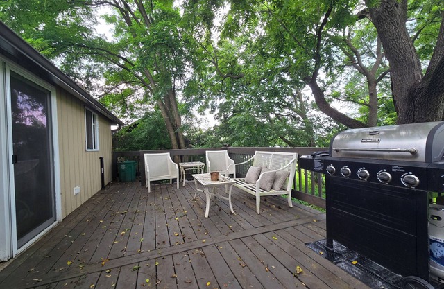 Quiet studio apt w large deck. 15 min to Lanc city, >10 to Spooky Nook Sports