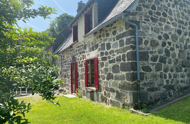 Quiet traditional Auvergne renovated house, lots of comfort, exceptional setting