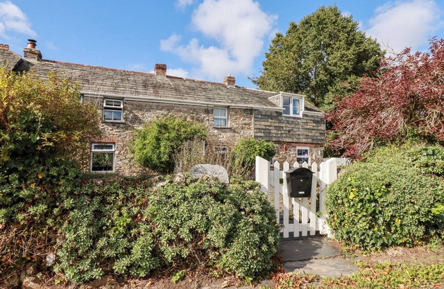 QUIET TREES, pet friendly, with open fire in St Kew Highway